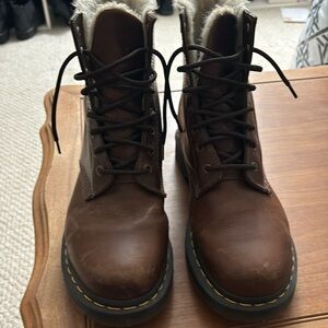 Hardly worn fur lined women’s Dr martens Serena boot in saddle tan. Size 10